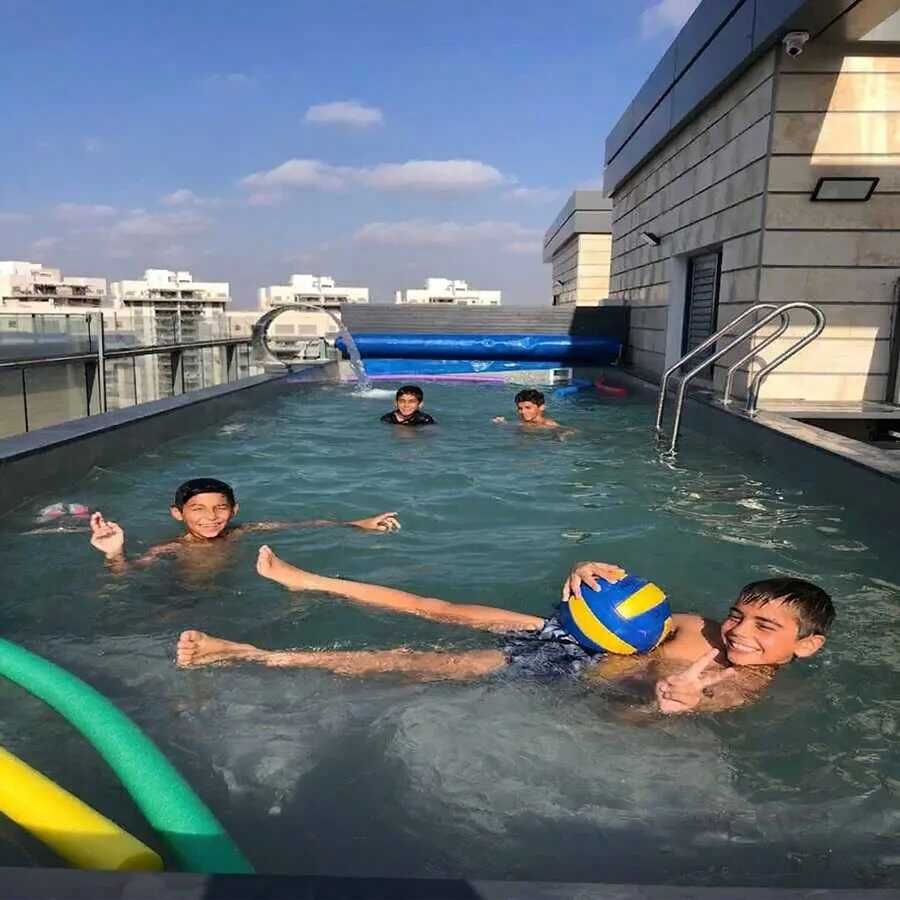 בריכות פיברגלס ילדים נהנים